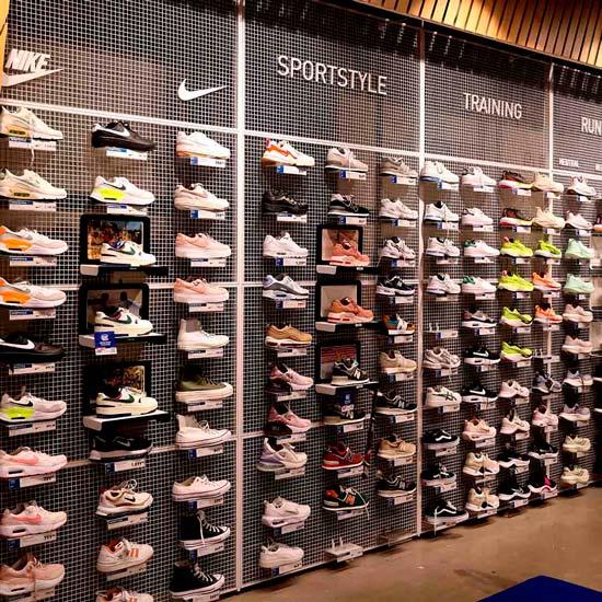 Væg med løbesko fra Intersport butikken i lyngby
